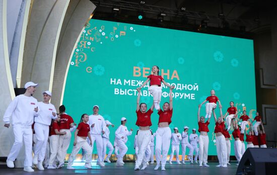 RUSSIA EXPO. Labor is Cool procession and flashmob