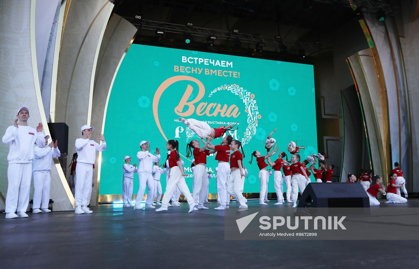 RUSSIA EXPO. Labor is Cool procession and flashmob