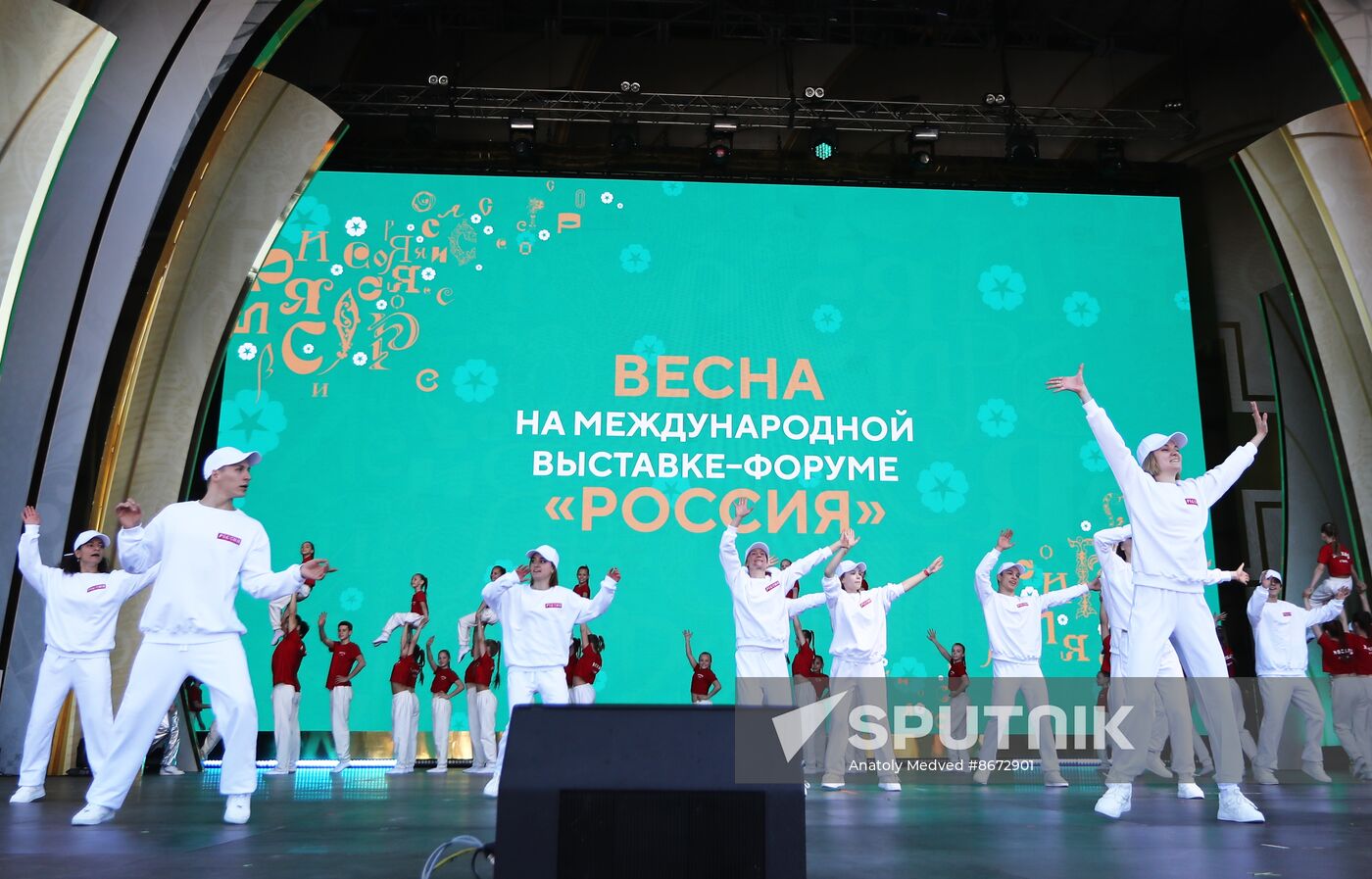 RUSSIA EXPO. Labor is Cool procession and flashmob