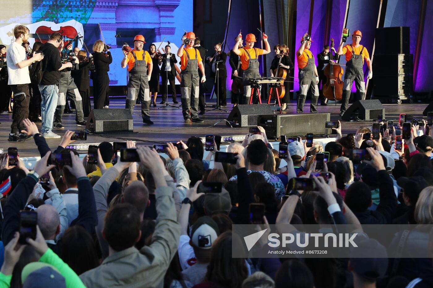 RUSSIA EXPO. Concert, Peace Labor May Reset