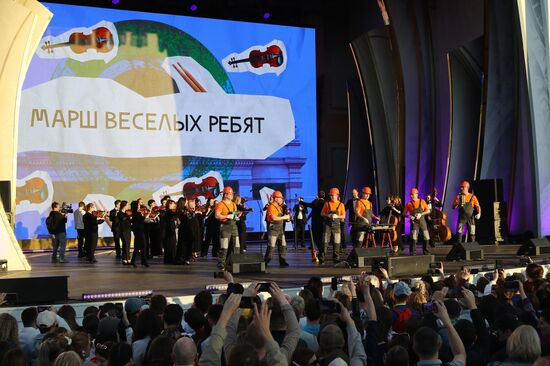 RUSSIA EXPO. Concert, Peace Labor May Reset