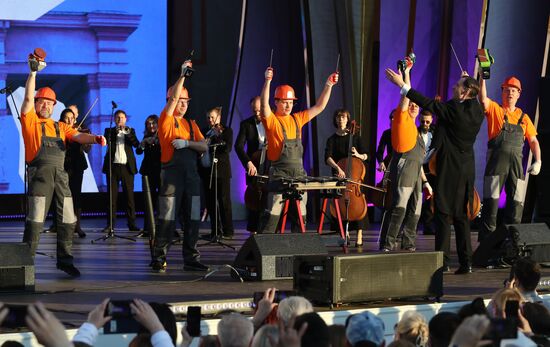 RUSSIA EXPO. Concert, Peace Labor May Reset