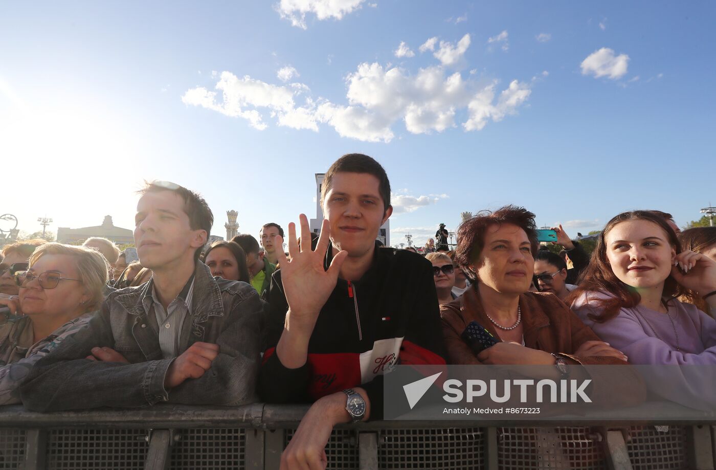 RUSSIA EXPO. Concert, Peace Labor May Reset