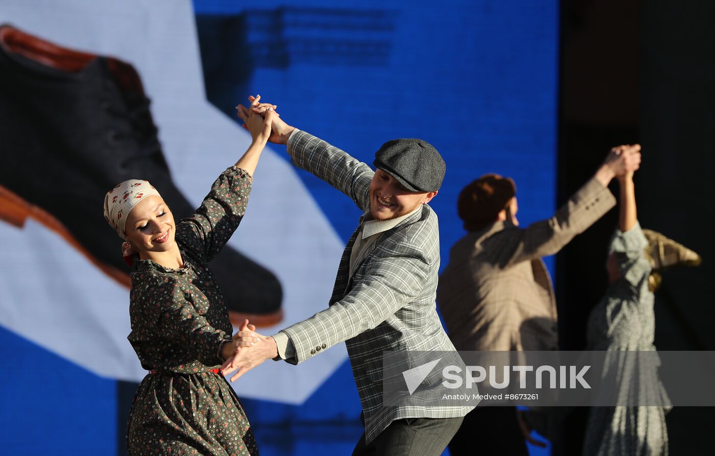 RUSSIA EXPO. Concert, Peace Labor May Reset