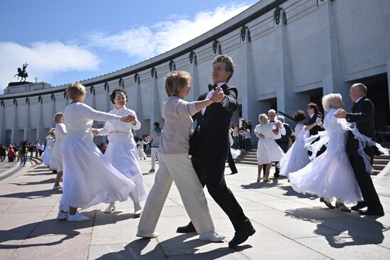 Russia Victory Waltz Dance Flash Mob