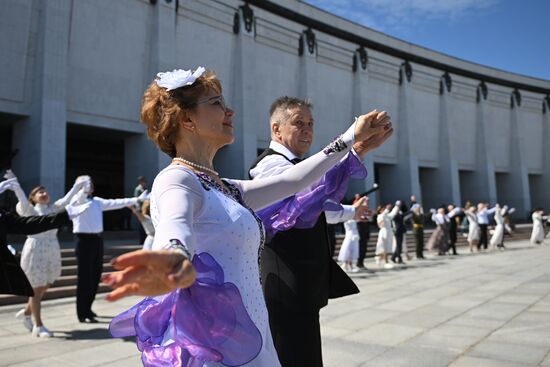 Russia Victory Waltz Dance Flash Mob