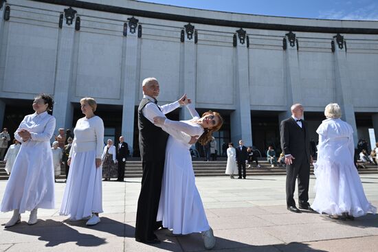 Russia Victory Waltz Dance Flash Mob