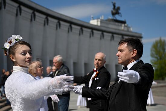 Russia Victory Waltz Dance Flash Mob