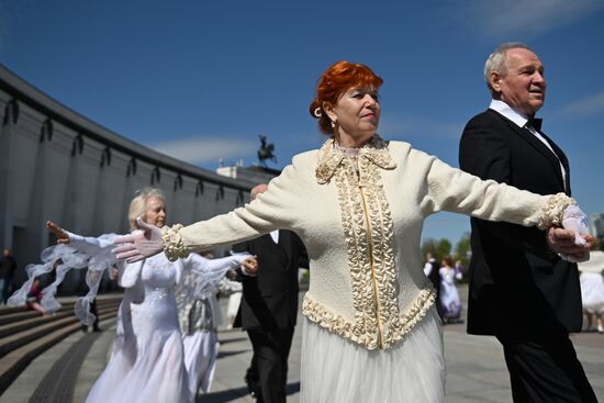 Russia Victory Waltz Dance Flash Mob