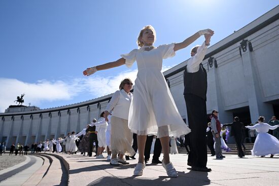 Russia Victory Waltz Dance Flash Mob