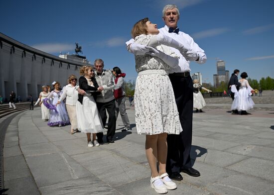 Russia Victory Waltz Dance Flash Mob