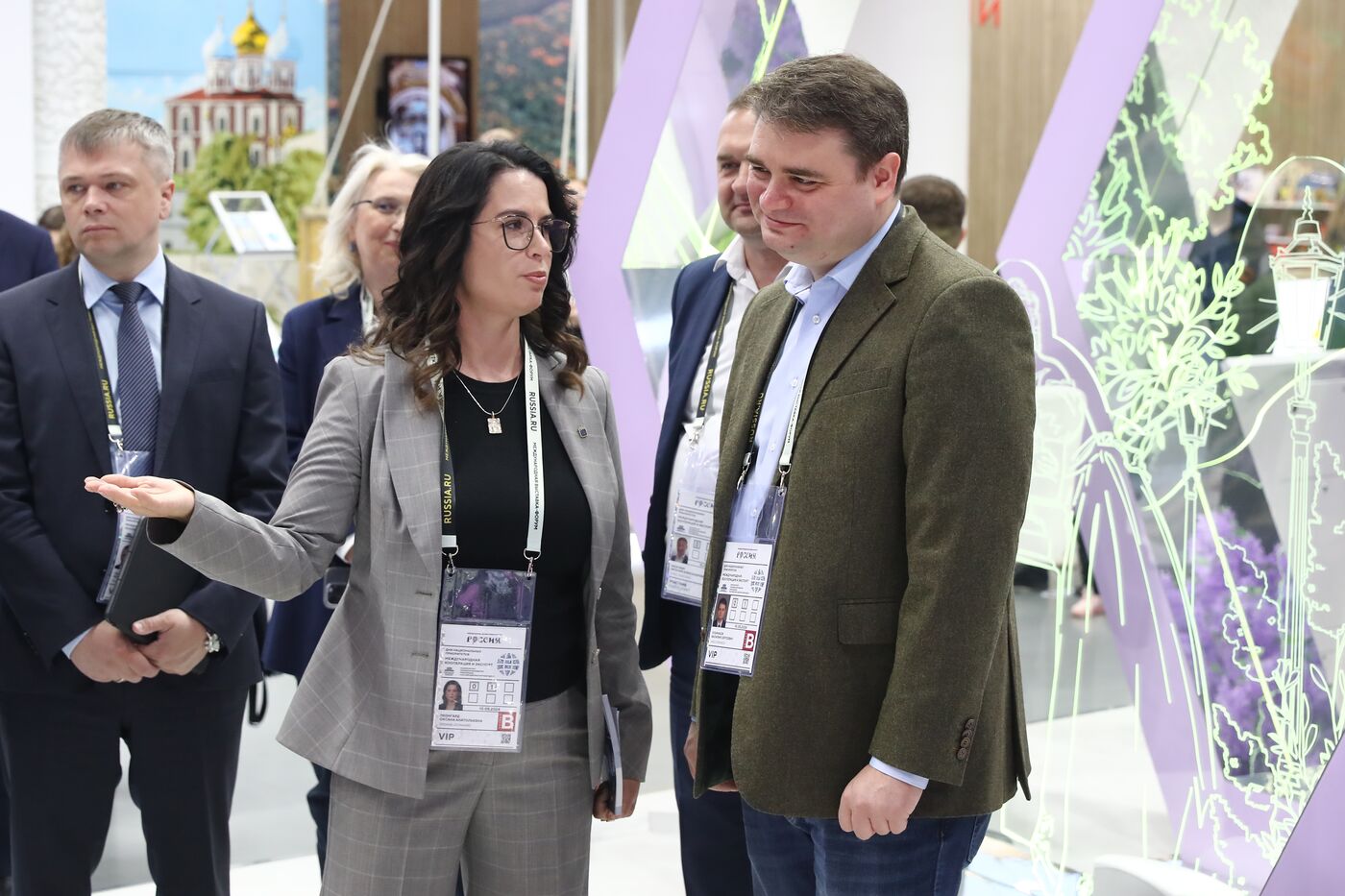 RUSSIA EXPO. Participants in Future Opportunities: International Cooperation and Export plenary session tour regions' stands