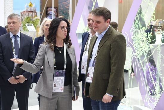 RUSSIA EXPO. Participants in Future Opportunities: International Cooperation and Export plenary session tour regions' stands