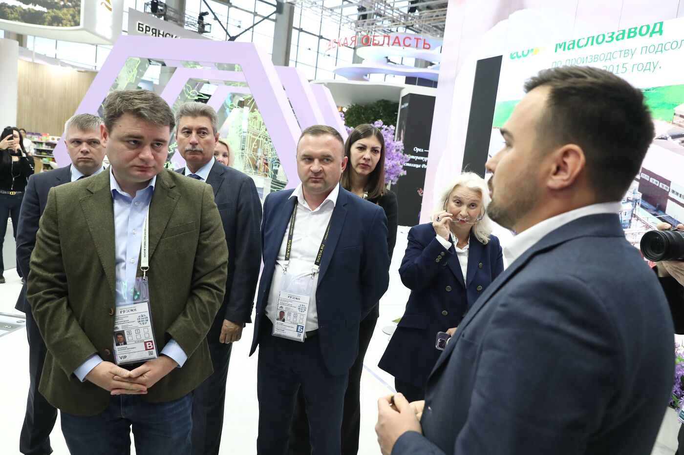 RUSSIA EXPO. Participants in Future Opportunities: International Cooperation and Export plenary session tour regions' stands