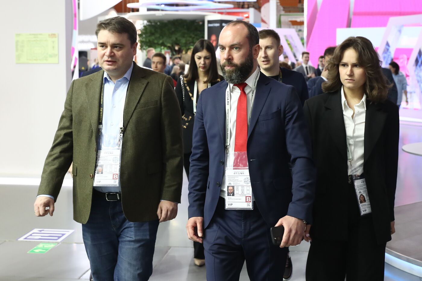 RUSSIA EXPO. Participants in Future Opportunities: International Cooperation and Export plenary session tour regions' stands