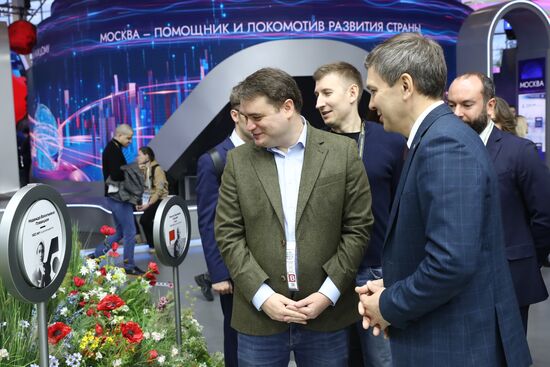 RUSSIA EXPO. Participants in Future Opportunities: International Cooperation and Export plenary session tour regions' stands