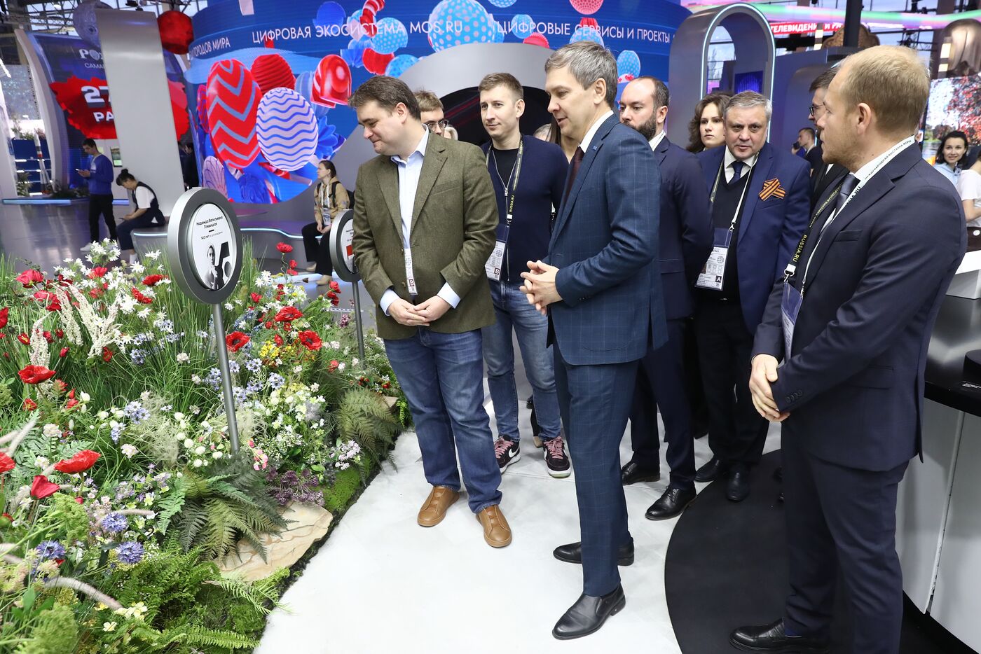 RUSSIA EXPO. Participants in Future Opportunities: International Cooperation and Export plenary session tour regions' stands