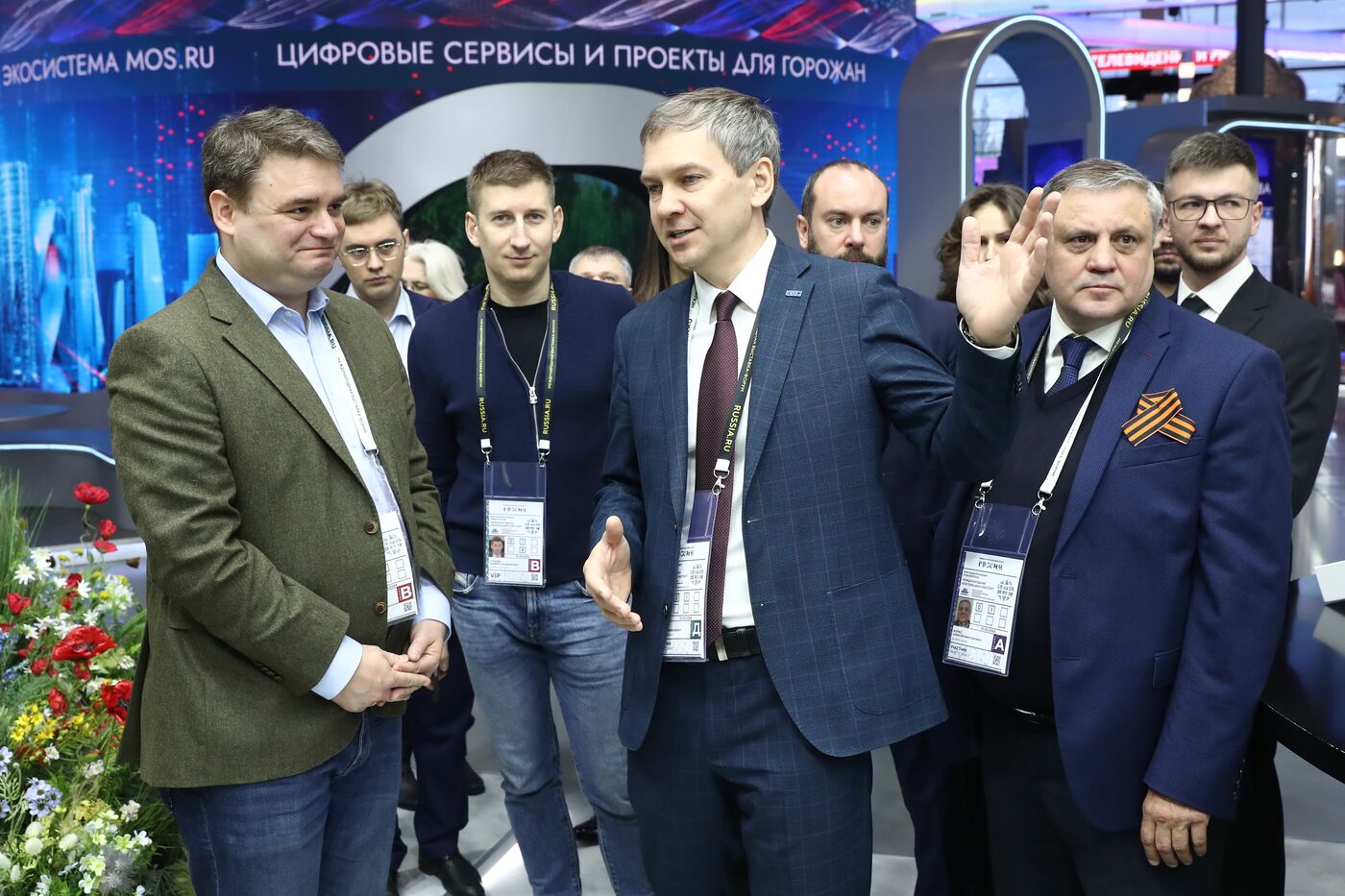 RUSSIA EXPO. Participants in Future Opportunities: International Cooperation and Export plenary session tour regions' stands