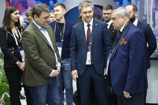 RUSSIA EXPO. Participants in Future Opportunities: International Cooperation and Export plenary session tour regions' stands