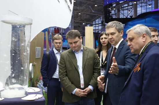 RUSSIA EXPO. Participants in Future Opportunities: International Cooperation and Export plenary session tour regions' stands