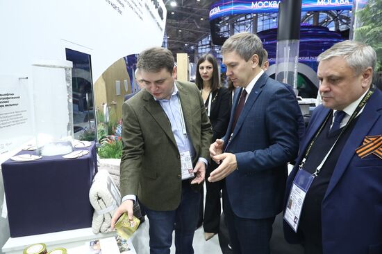 RUSSIA EXPO. Participants in Future Opportunities: International Cooperation and Export plenary session tour regions' stands