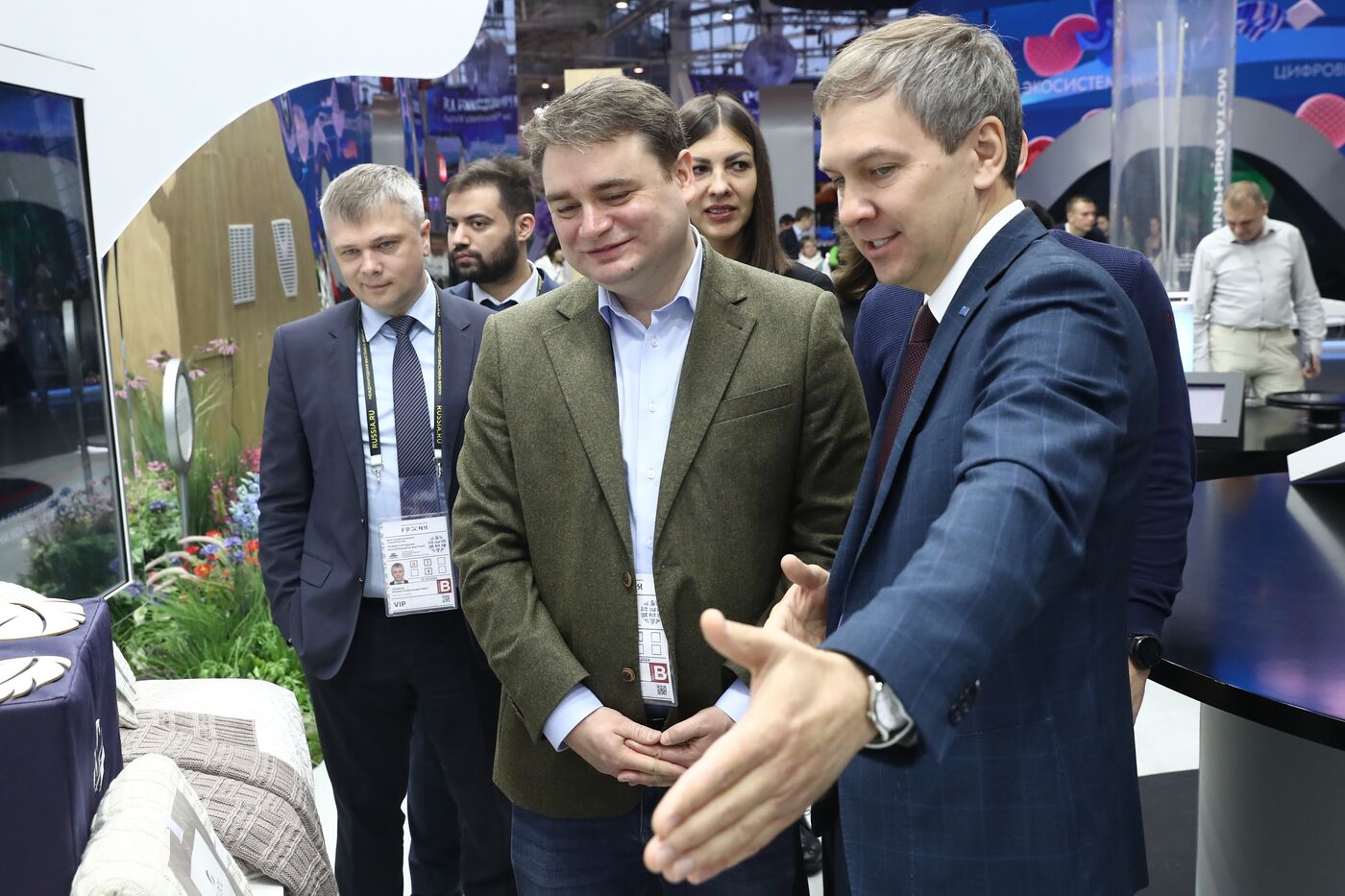 RUSSIA EXPO. Participants in Future Opportunities: International Cooperation and Export plenary session tour regions' stands