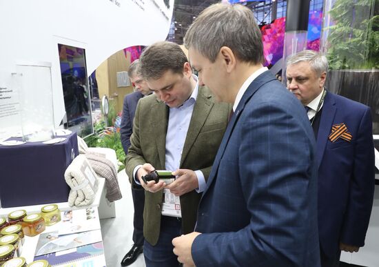 RUSSIA EXPO. Participants in Future Opportunities: International Cooperation and Export plenary session tour regions' stands