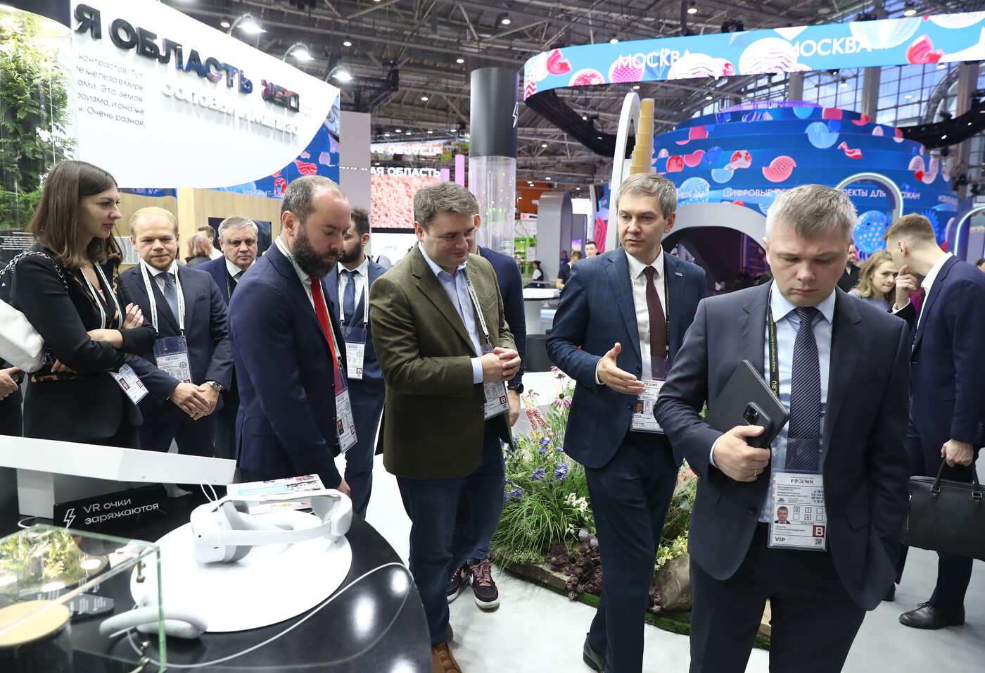 RUSSIA EXPO. Participants in Future Opportunities: International Cooperation and Export plenary session tour regions' stands