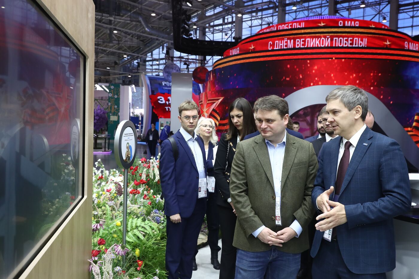 RUSSIA EXPO. Participants in Future Opportunities: International Cooperation and Export plenary session tour regions' stands