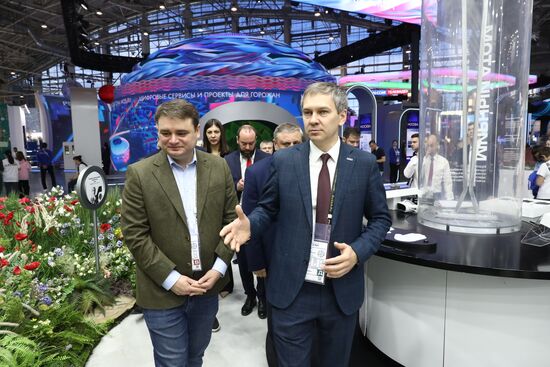 RUSSIA EXPO. Participants in Future Opportunities: International Cooperation and Export plenary session tour regions' stands