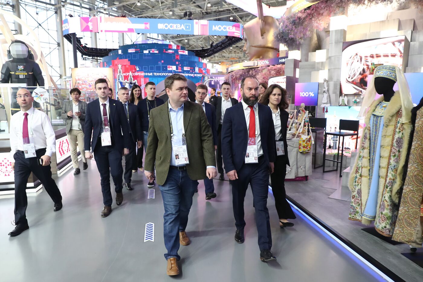 RUSSIA EXPO. Participants in Future Opportunities: International Cooperation and Export plenary session tour regions' stands