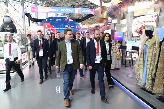 RUSSIA EXPO. Participants in Future Opportunities: International Cooperation and Export plenary session tour regions' stands