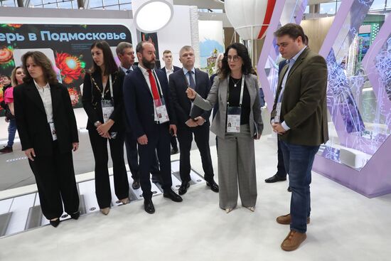 RUSSIA EXPO. Participants in Future Opportunities: International Cooperation and Export plenary session tour regions' stands