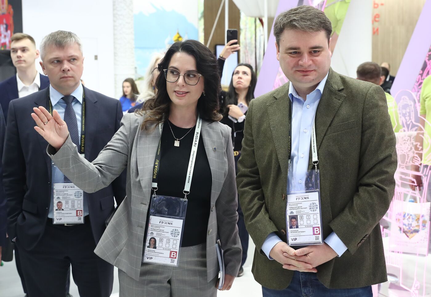 RUSSIA EXPO. Participants in Future Opportunities: International Cooperation and Export plenary session tour regions' stands