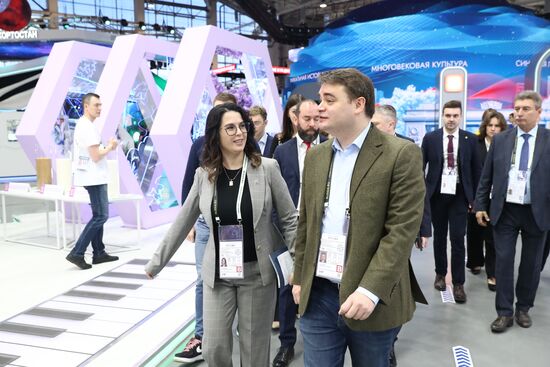 RUSSIA EXPO. Participants in Future Opportunities: International Cooperation and Export plenary session tour regions' stands