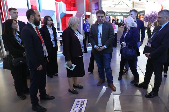 RUSSIA EXPO. Participants in Future Opportunities: International Cooperation and Export plenary session tour regions' stands