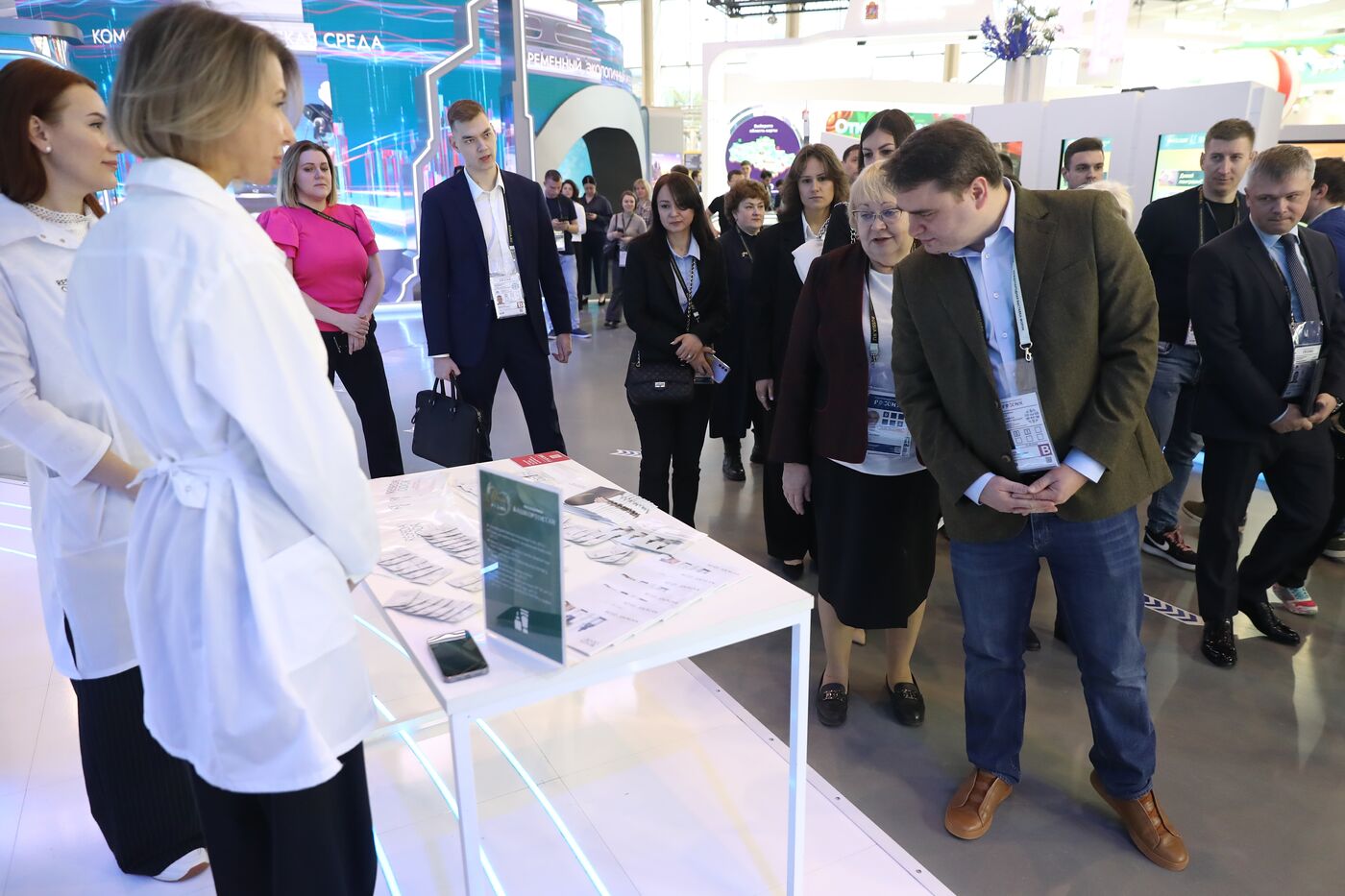 RUSSIA EXPO. Participants in Future Opportunities: International Cooperation and Export plenary session tour regions' stands