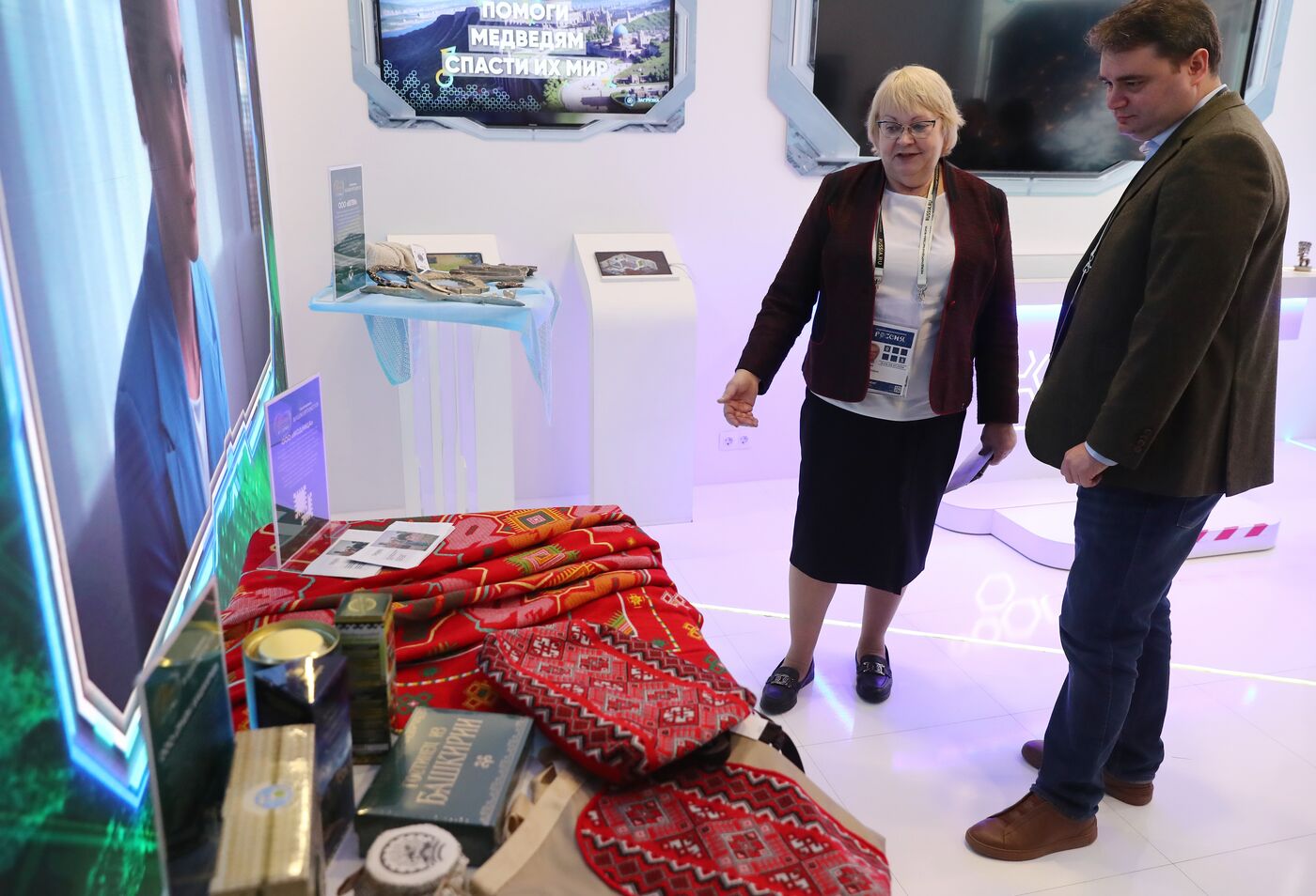 RUSSIA EXPO. Participants in Future Opportunities: International Cooperation and Export plenary session tour regions' stands