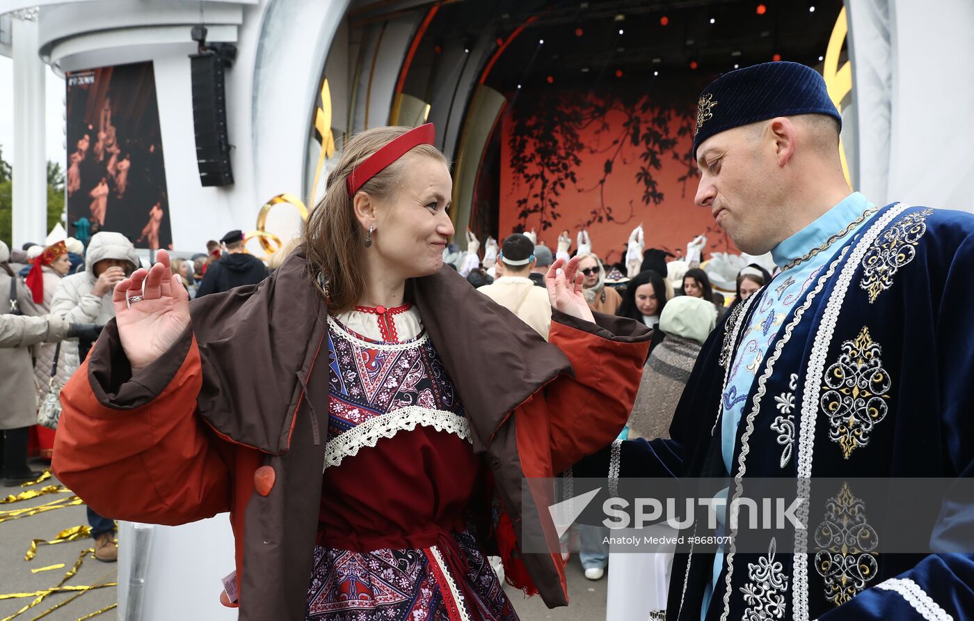 RUSSIA EXPO. Gala concert for newlyweds held as part of Russian Wedding Festival