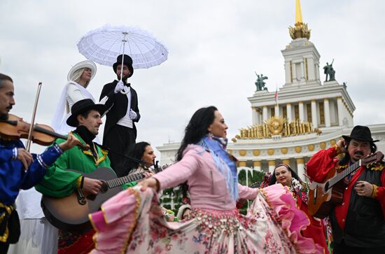 RUSSIA EXPO. Wedding procession of FEFD couples and creative groups with Matchmaking theatrical performance