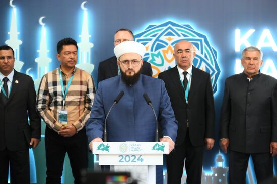 Official opening ceremony of the Halal Trade Fair. Foreground: Kamil hazrat Samigullin, head of the Spiritual Administration of Muslims of the Republic of Tatarstan, Mufti of Tatarstan; right: Rustam Minnikhanov, head of the Republic of Tatarstan. Photos can be used on terms listed in the media-bank's Forum section. Location: Russia, Republic of Tatarstan, Kazan. Author: Vladimir Astapkovich/Sputnik. KAZANFORUM 2024. Opening ceremony of the Halal Trade Fair
