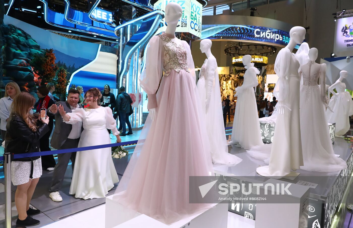 RUSSIA EXPO. Opening of the wedding dresses showcase exhibition  "Fashionable brands of Russia. Evolution of the Russian Style."