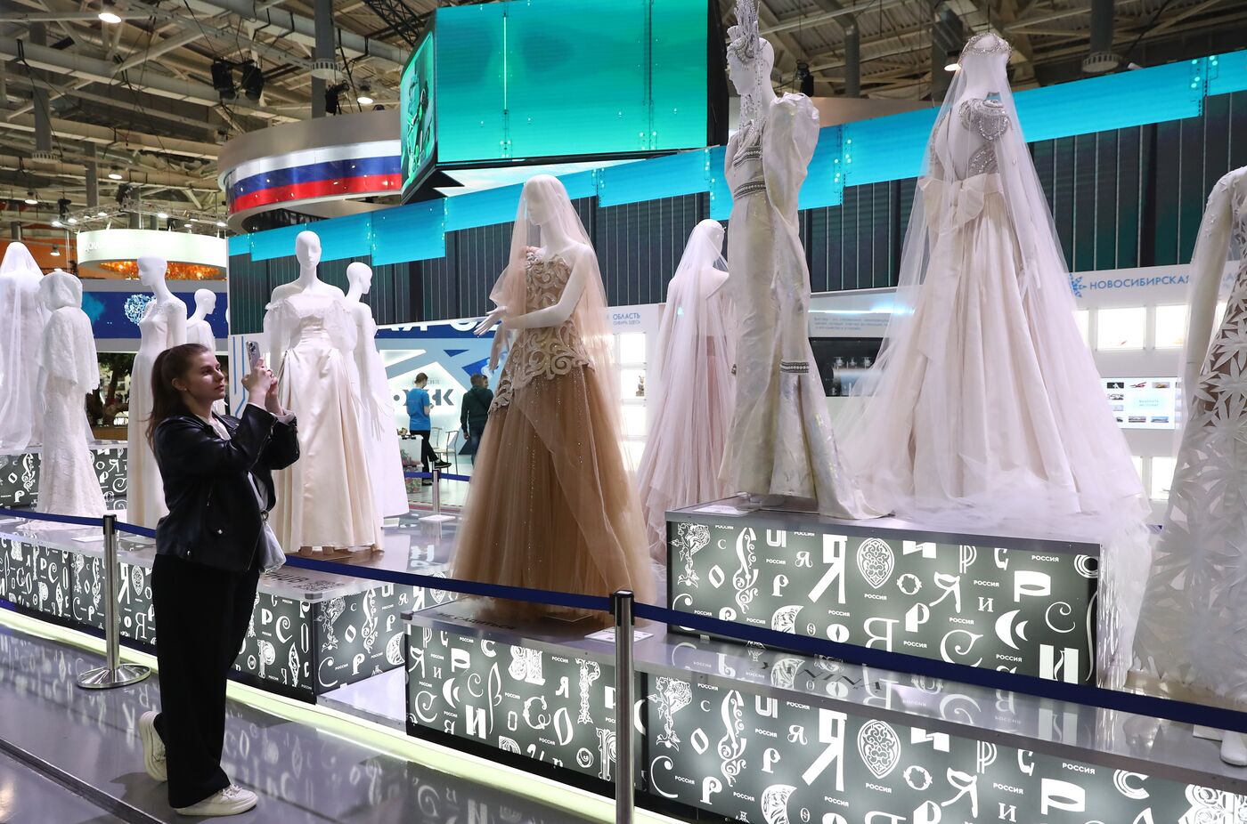 RUSSIA EXPO. Opening of the wedding dresses showcase exhibition  "Fashionable brands of Russia. Evolution of the Russian Style."