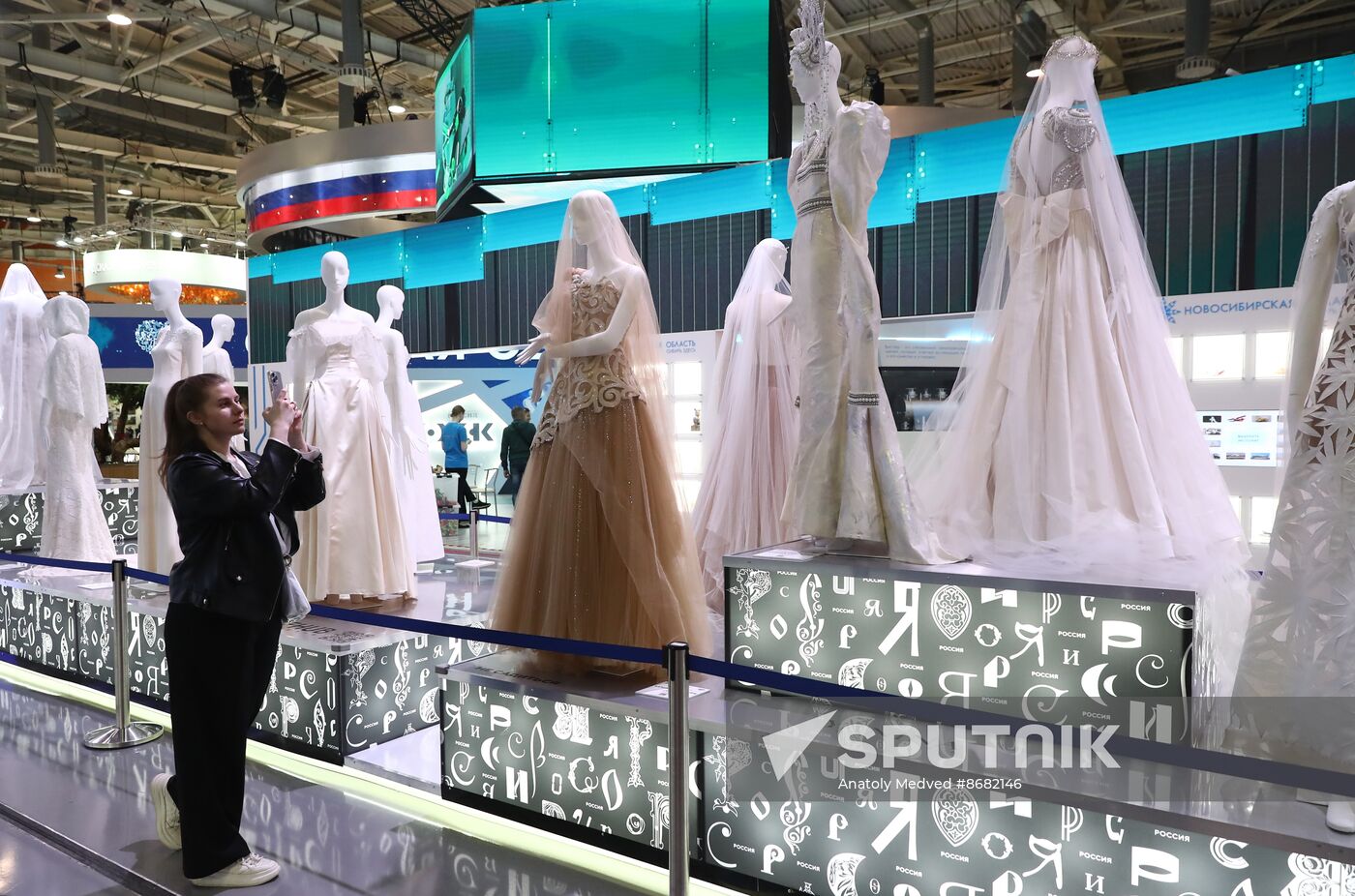 RUSSIA EXPO. Opening of the wedding dresses showcase exhibition  "Fashionable brands of Russia. Evolution of the Russian Style."