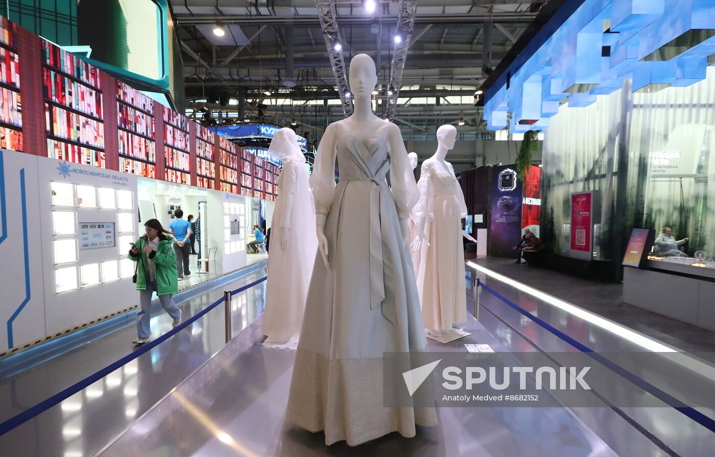 RUSSIA EXPO. Opening of the wedding dresses showcase exhibition  "Fashionable brands of Russia. Evolution of the Russian Style."