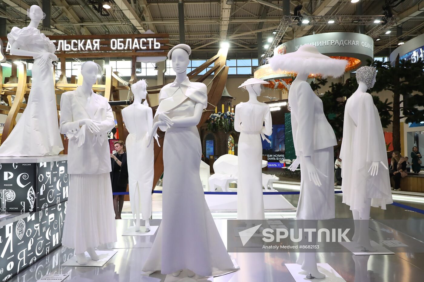 RUSSIA EXPO. Opening of the wedding dresses showcase exhibition "Fashionable brands of Russia. Evolution of the Russian Style."