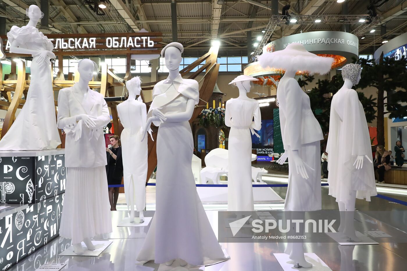 RUSSIA EXPO. Opening of the wedding dresses showcase exhibition  "Fashionable brands of Russia. Evolution of the Russian Style."