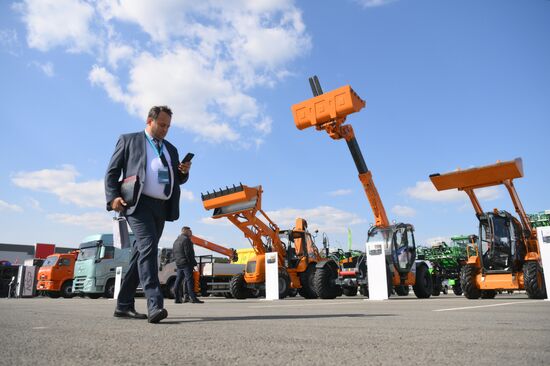 On the sidelines of KAZANFORUM 2024: Russia – Islamic World. Machinery by Amkodor-Bel. To use the image, see the terms of use in the Kazanforum section of this media bank. Location: Russia, Republic of Tatarstan, Kazan. Author: Kristina Kormilitsyna/Sputnik. Russia – Islamic World: KAZANFORUM 2024