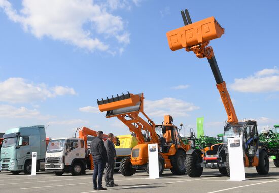 On the sidelines of KAZANFORUM 2024: Russia – Islamic World. Machinery by Amkodor-Bel. To use the image, see the terms of use in the Kazanforum section of this media bank. Location: Russia, Republic of Tatarstan, Kazan. Author: Kristina Kormilitsyna/Sputnik. Russia – Islamic World: KAZANFORUM 2024