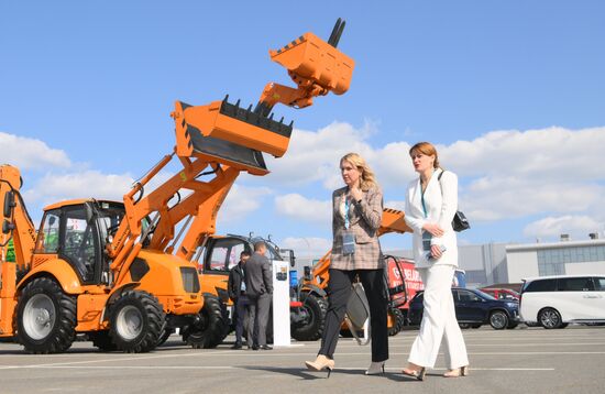 On the sidelines of KAZANFORUM 2024: Russia – Islamic World. Machinery by Amkodor-Bel. To use the image, see the terms of use in the Kazanforum section of this media bank. Location: Russia, Republic of Tatarstan, Kazan. Author: Kristina Kormilitsyna/Sputnik. Russia – Islamic World: KAZANFORUM 2024